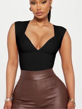 Fashion Nova Black Plunging V-Neck Cap Sleeve Crop Top